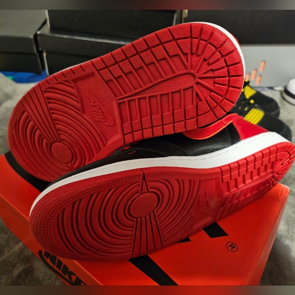 JORDAN 1 RETRO HIGH OG SATIN BRED (WOMEN'S) - Picture 4 of 6